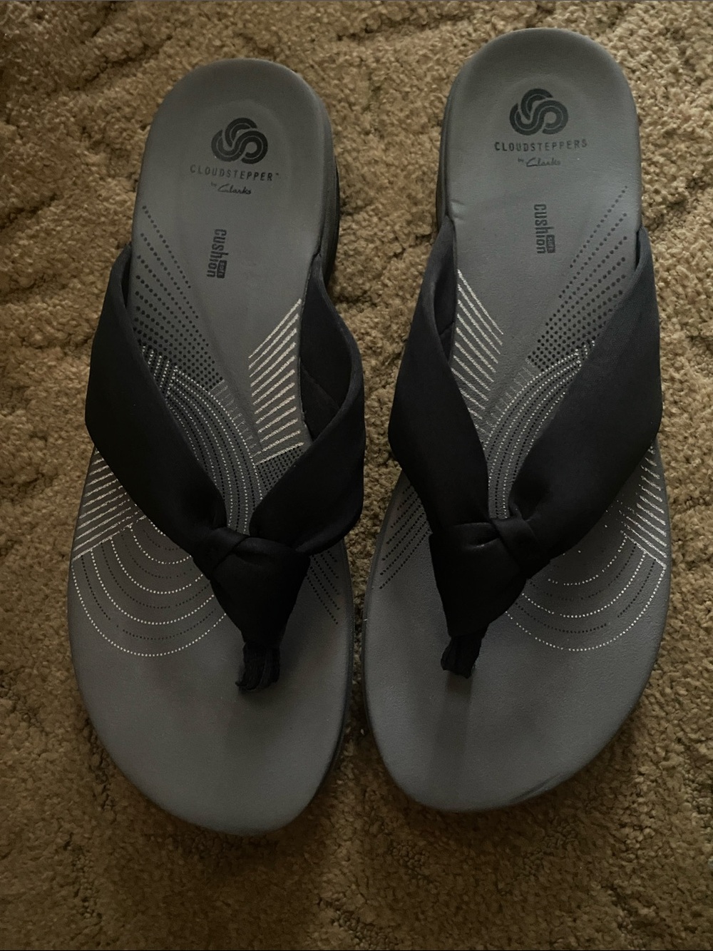 Clark’s Cloud Stepper Black and Gray Cushioned Thong Sandals - Picture 4 of 5